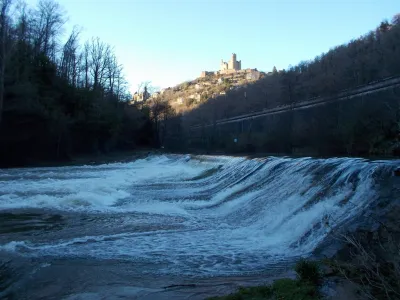 Le deuxième barrage avec vue sur le magnifique château de Najac en arrière-plan dont je conseille la visite guidée!!!
